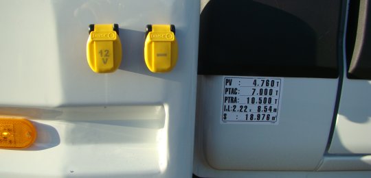 Deux câbles de démarrage avec une prise 12V à l'avant droit de l'équipement