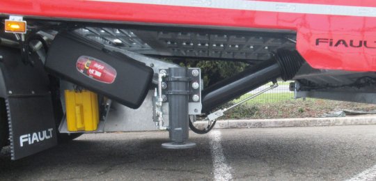 Deux vérins de stabilisations avec commandes hydrauliques séparées, fixés dans le porte à faux arrière du véhicule