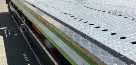 Protections aluminium anti-dérapantes sur le dessus des rives tubulaires 50mm du plateau