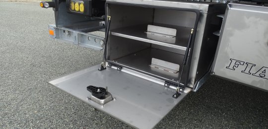 Un coffre de rangement fermé en inox avec une étagère fixe pour deux chariots GO-JACK 5000 (sans les chariots)