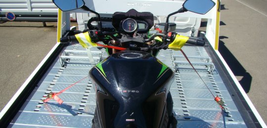 Une cale spéciale pour moto avec un sabot articulé et réglable