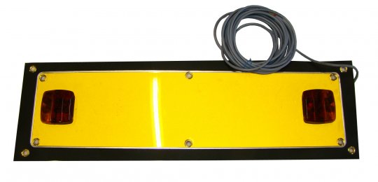 Une plaque de remorquage rigide en aluminium jaune avec protection caoutchouc et feux de signalisation (sans support)