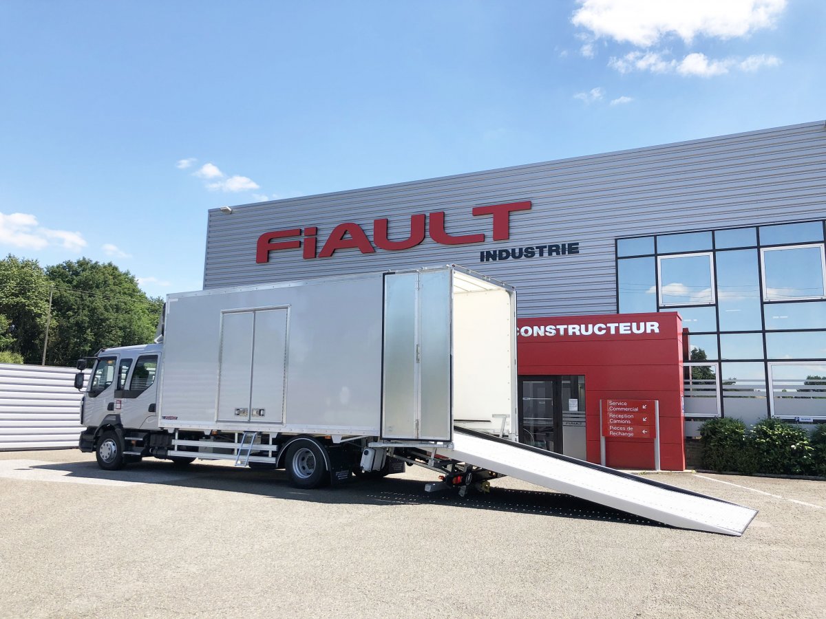 Plateau porte voiture fourgon pour transporter les véhicules présidentiels de l'elysée