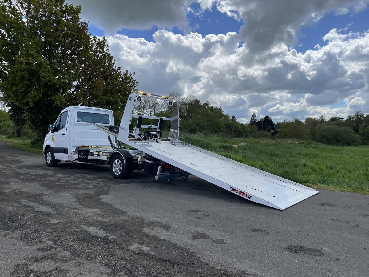 Plat’trans pf20 sur mercedes esprinter : la dépanneuse vl 100% électrique