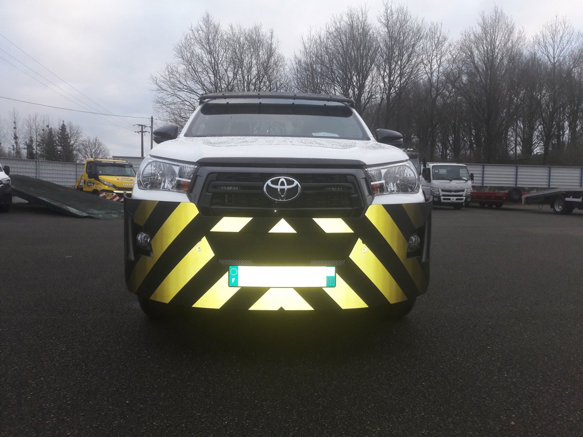 New steel sheet bumper for new toyota hilux 2020 with special reflective stripes