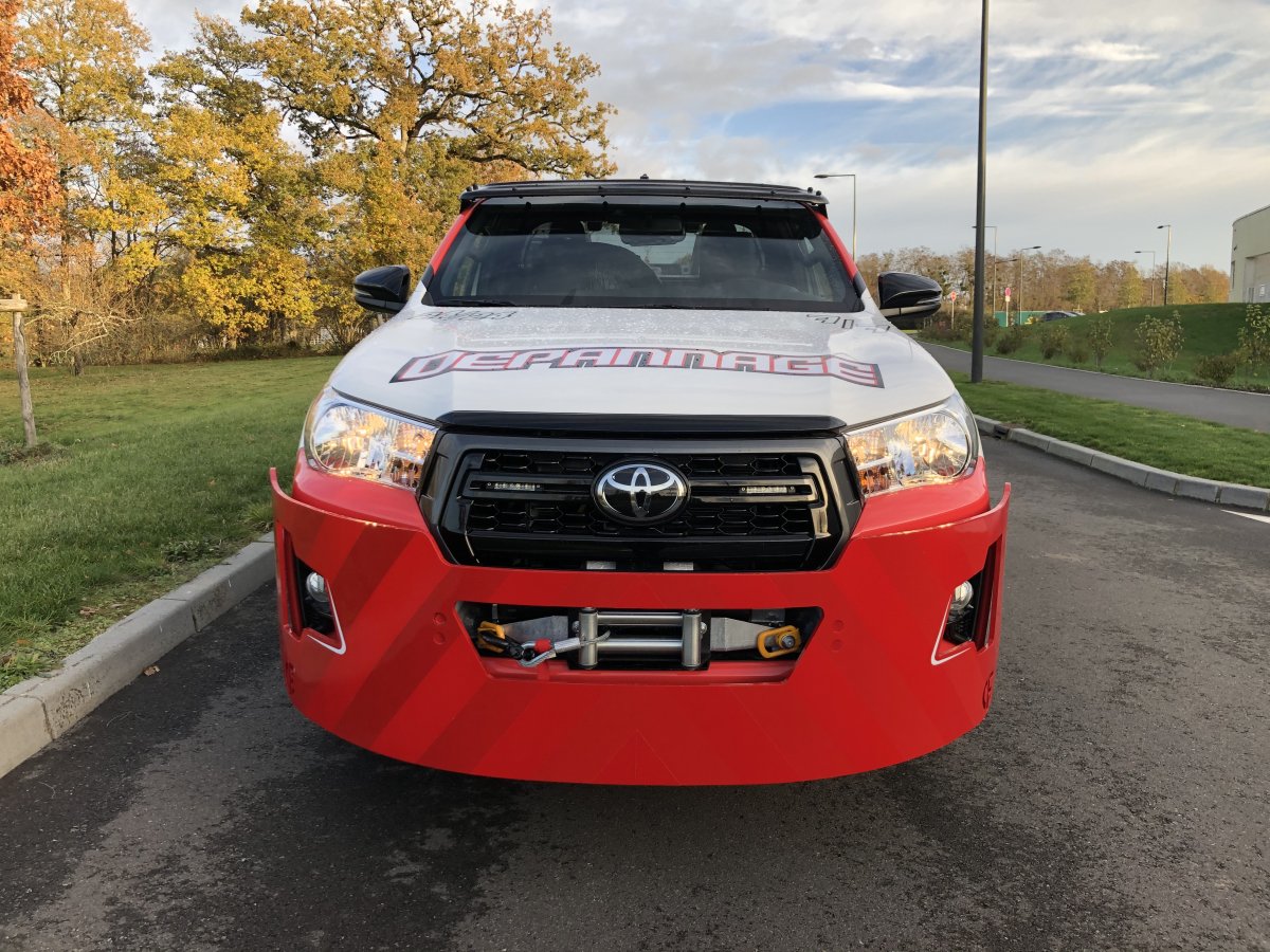 Treuil avec pare choc avant en acier sur toyota hilux