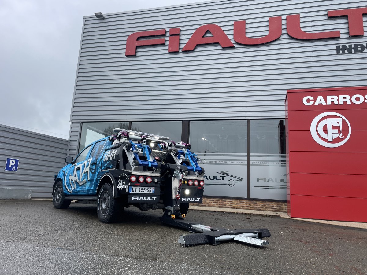 Fiault industrie builds the first electric 4x4 breakdown truck on a maxus chassis in france