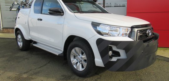 Nouveau pare-buffle en tôle d'acier pour Nouveau Toyota Hilux avec bandes spéciales réfléchissantes