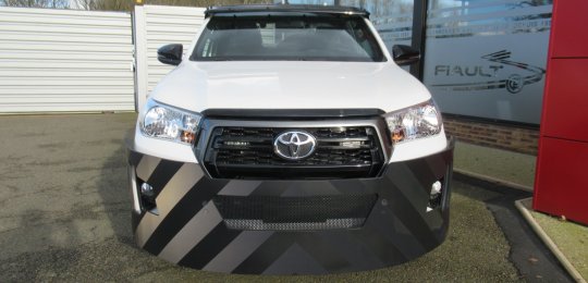 Nouveau pare-buffle en tôle d'acier pour Nouveau Toyota Hilux avec bandes spéciales réfléchissantes