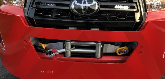 Treuil avec pare choc avant en acier sur Toyota Hilux