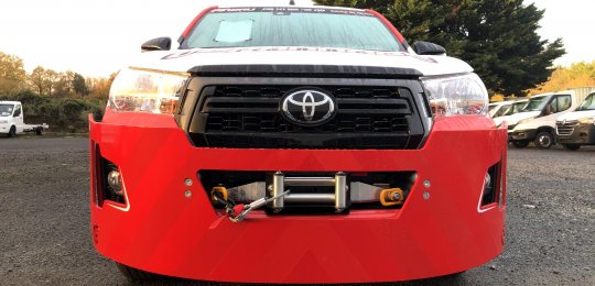 Treuil avec pare choc avant en acier sur Toyota Hilux