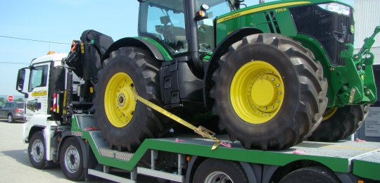 Adaptation of two wheel pits in the wheelbase with aluminum closing plates for interlocking floor leveling