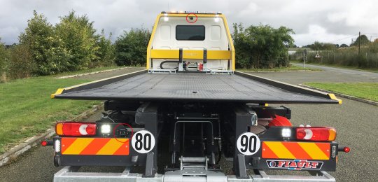 Caméra de recul en couleur installée à l'arrière de l'équipement avec écran plat positionné sur le rétroviseur central dans la cabine