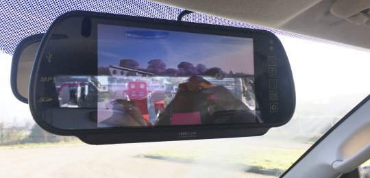 Caméra de recul en couleur installée à l'arrière de l'équipement avec écran plat positionné sur le rétroviseur central dans la cabine