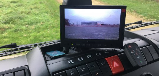 Caméra double en couleur pour recul et surveillance plateau installée sur le FLY et à l'arrière avec écran plat dans la cabine