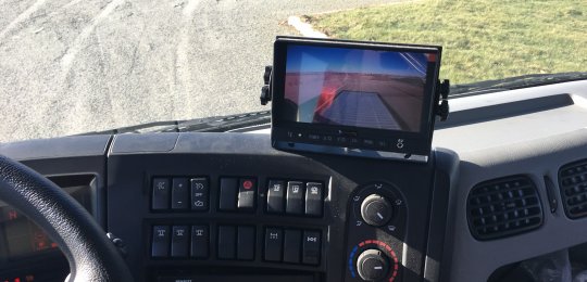 Caméra double en couleur pour recul et surveillance plateau installée sur le FLY et à l'arrière avec écran plat dans la cabine