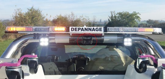 Caméra en couleur pour surveillance installée sur le roll-bar avec écran plat positionné sur le rétroviseur central dans la cabine