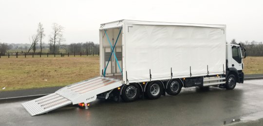 Carrosserie avec bâchage intégral coulissant type LIB avec face avant du plateau fermée sur toute la hauteur