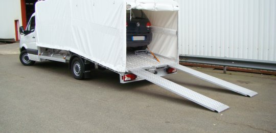 Body with integral removable tarpaulin on aluminum rackets interlocking on the front