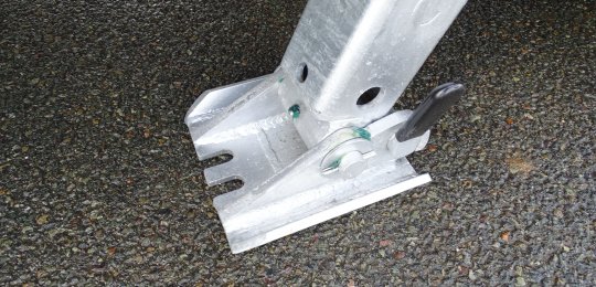 Rear, side mounted two hydraulic stabilisers with anchoring fingers on the ground