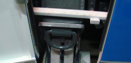 Deux béquilles de stabilisation avant positionnées en oblique en côté du châssis