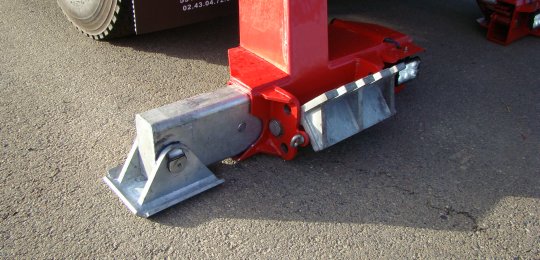 Two hydraulic rear stabilizer legs with oblique external positioning and 3500mm lateral hydraulic extension