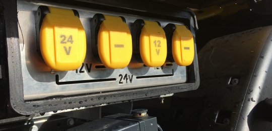 Deux câbles de démarrage avec deux prises 12V et 24V à l'avant gauche et droit de l'équipement (de chaque côté)