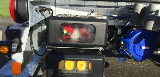 Deux câbles de démarrage avec deux prises 12V et 24V dans le porte à faux arrière droit de l'équipement