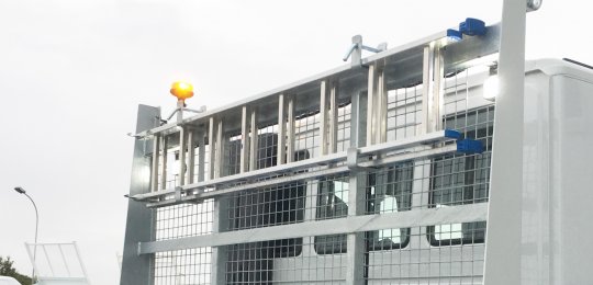 Two LED beacons fitted on dismountable gallows at the front of the platform