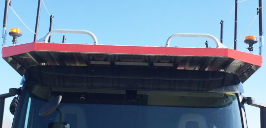 Two LED beacons fitted on dismountable gallows at the front of the platform