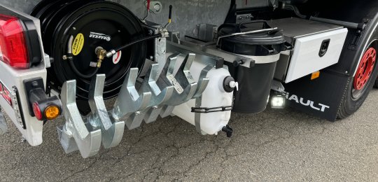 Two adjustable tool holders on the 4T tow bar basket