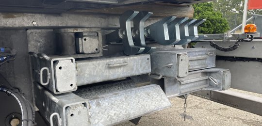 Two adjustable tool holders on the 4T tow bar basket