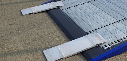 Two aluminum ramps 1000x270 mm to improve the loading angle