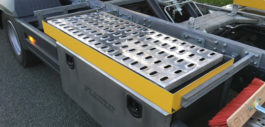 Two aluminum ramps 1250x500 mm adaptable at the end of the platform to allow the overflow of the wheels of the transported vehicle with a support under the equipment