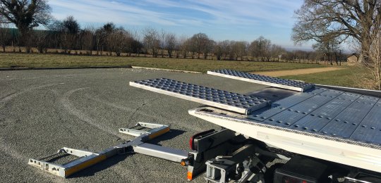 Two aluminum ramps 1250x500 mm adaptable at the end of the platform to allow the overflow of the wheels of the transported vehicle with a support under the equipment