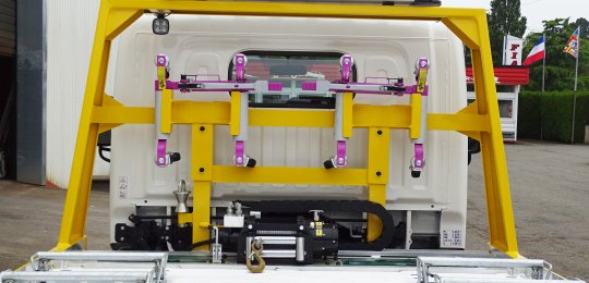 Two aluminum support on the bar to protect the cabin for two wheel dollies type "GO-JACK 5000" (without dollies)