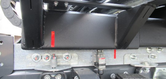 Installation d'un capteur électrique pour éviter le basculement du plateau lorsqu'il est présent dans le verrouillage mécanique à l'avant