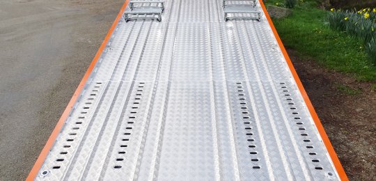 Reinforced aluminium sheet bed with nonslip finish (RIB/NERVURE)