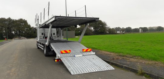 Sheet steel anti-slip load bed with perforations for fixing blocks, braces