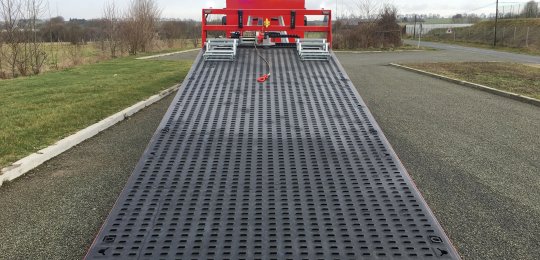 Sheet steel anti-slip load bed with perforations for fixing blocks, braces