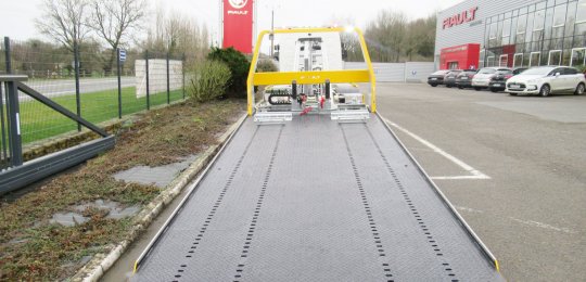 Plancher en tôles renforcées à LARMES GALVANISE à chaud ép. 4/6, bords de rives avec cornière 12mm