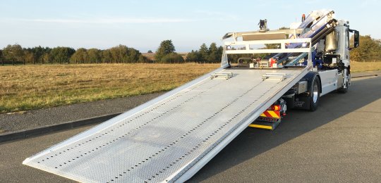 Plancher en tôles renforcées à LARMES GALVANISE à chaud ép. 4/6, bords de rives tubulaires 50mm