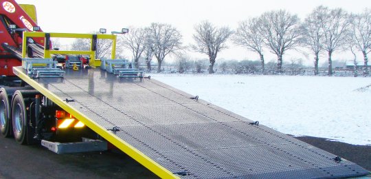 Plancher en tôles renforcées à LARMES PEINT ép. 6/8, sans bords de rives