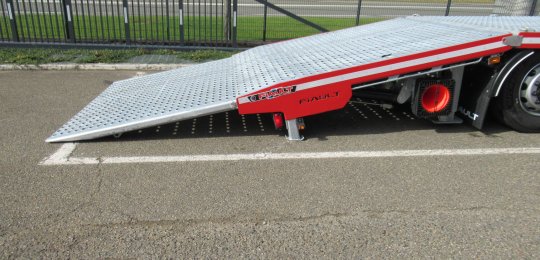 Hydraulically and articulated rear overhang platform with a hydraulic loading ramp