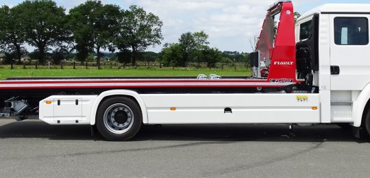 Polyester rear overhang (without wings) with a box for the hydraulic controls at the right rear and a tool box at the left rear