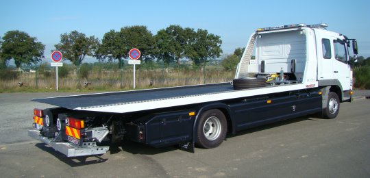 Polyester rear overhang (without wings) with a box for the hydraulic controls at the right rear and a tool box at the left rear