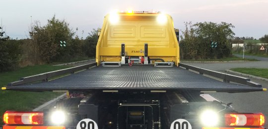 Quatre rouleaux d'appui à l'arrière sous le plateau