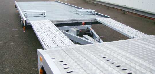 Replacement of loading adjustable ramp in width by non-adjustable ramps with two "shutters" for vehicles with trailer