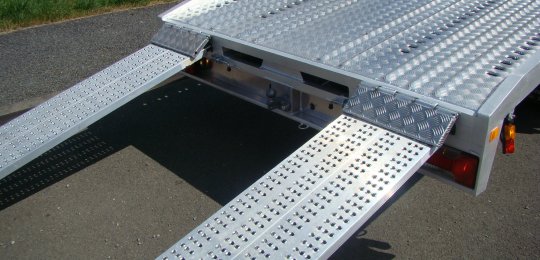 Replacement of loading adjustable ramp in width by non-adjustable ramps with two "shutters" for vehicles with trailer