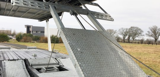 Système de gerbage pour une 6ème voiture avec articulation au dos de la cabine et relevage arrière au moyen de 2 vérins